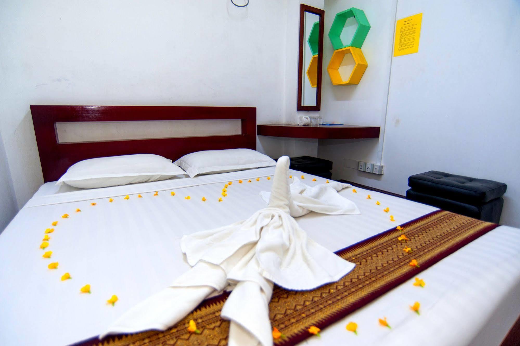 Agga Youth Hotel Yangon Extérieur photo