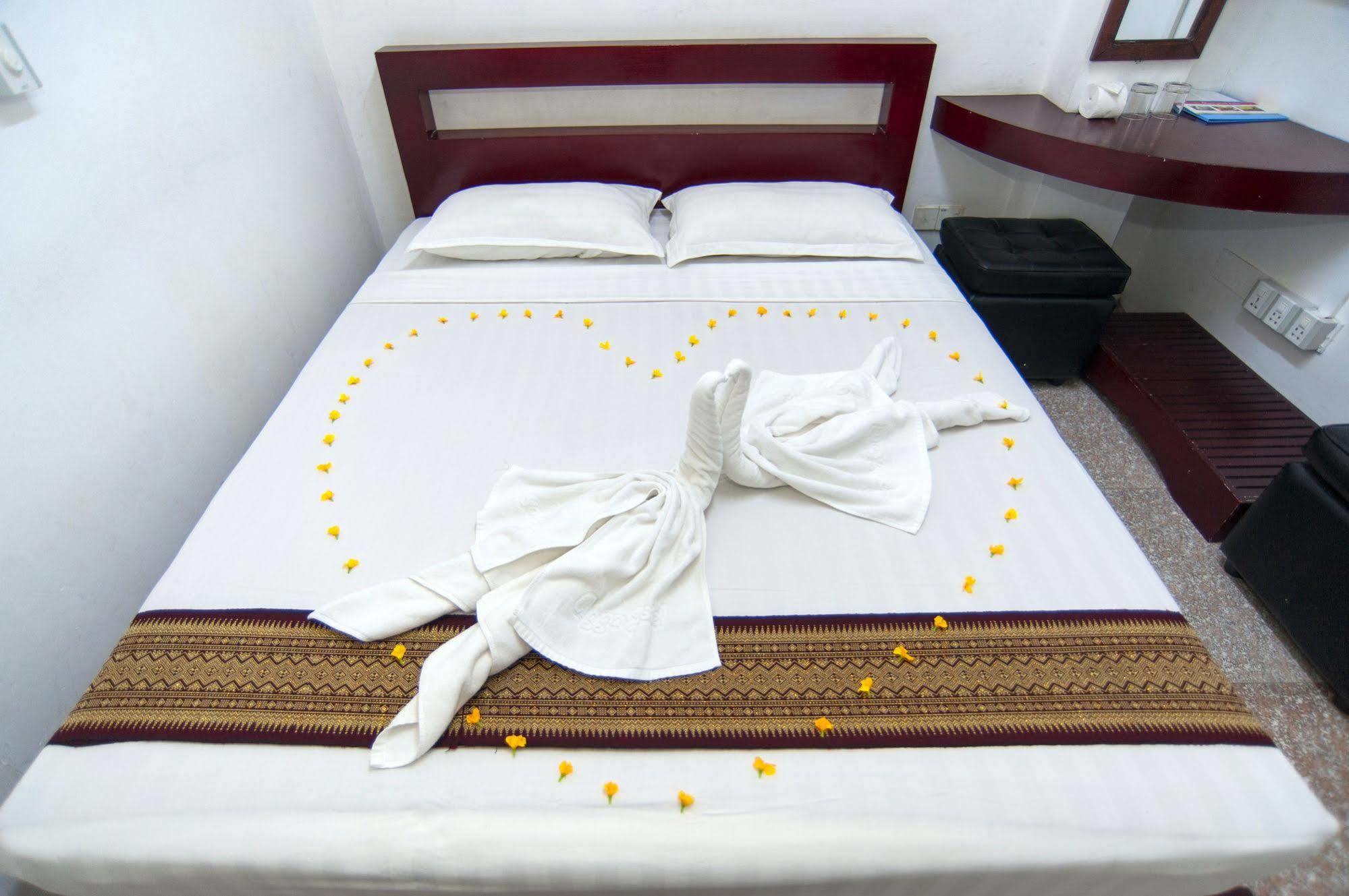 Agga Youth Hotel Yangon Extérieur photo