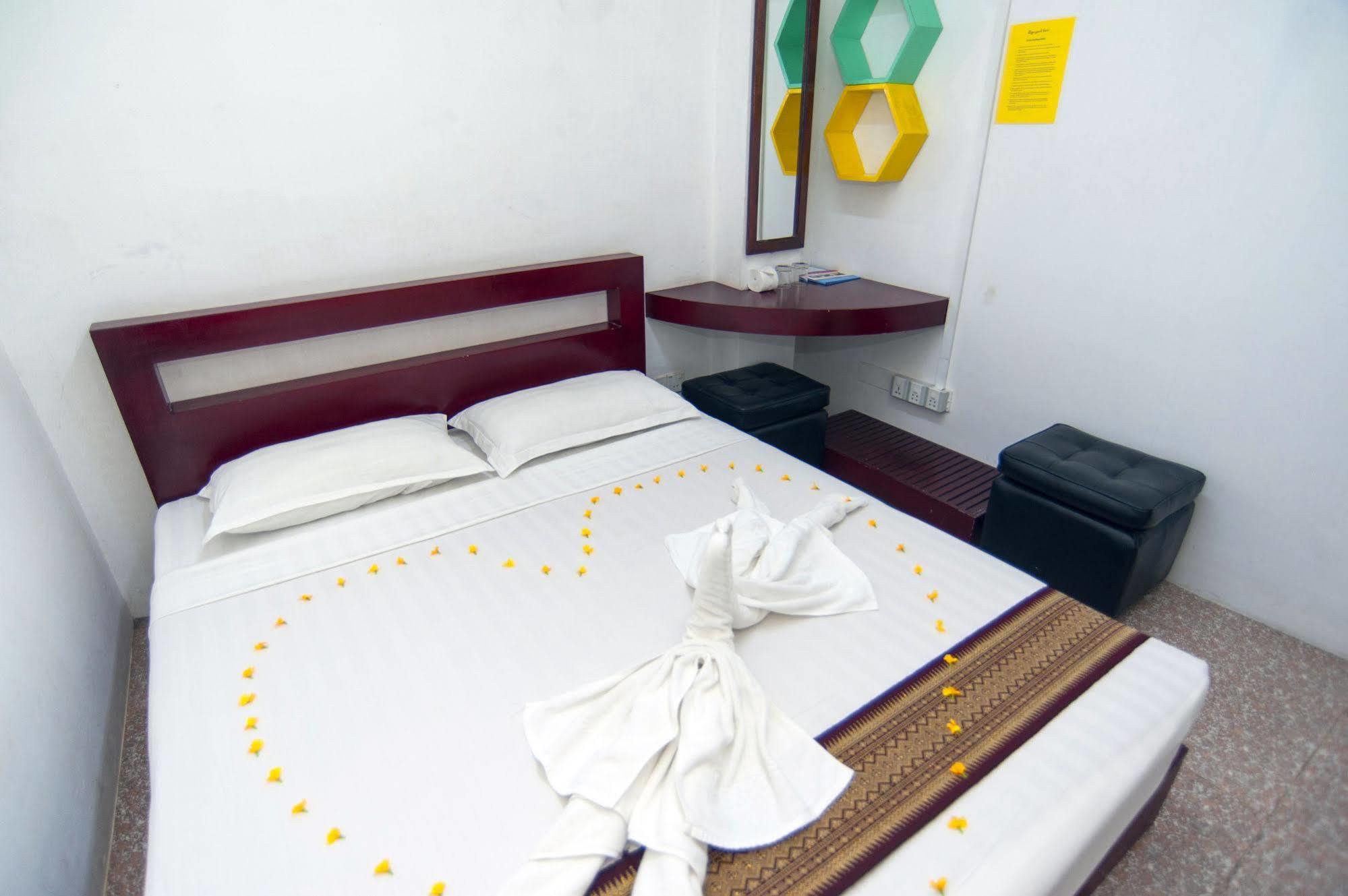 Agga Youth Hotel Yangon Extérieur photo